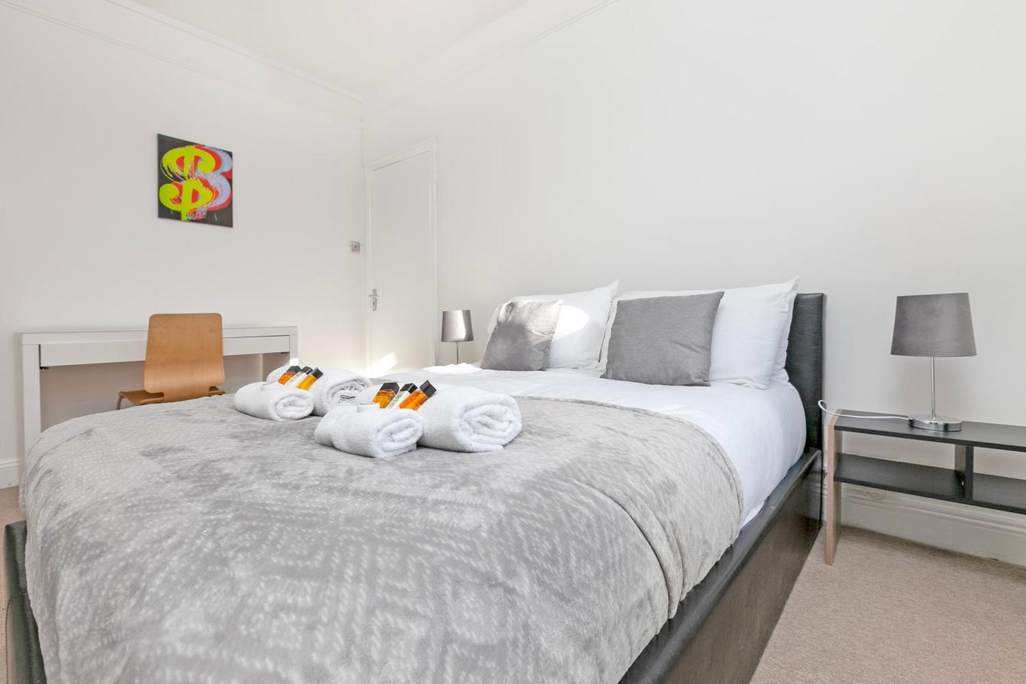 Beautiful 3 Bedroom Flat In Scott Ellis Gardens Londres Exterior foto