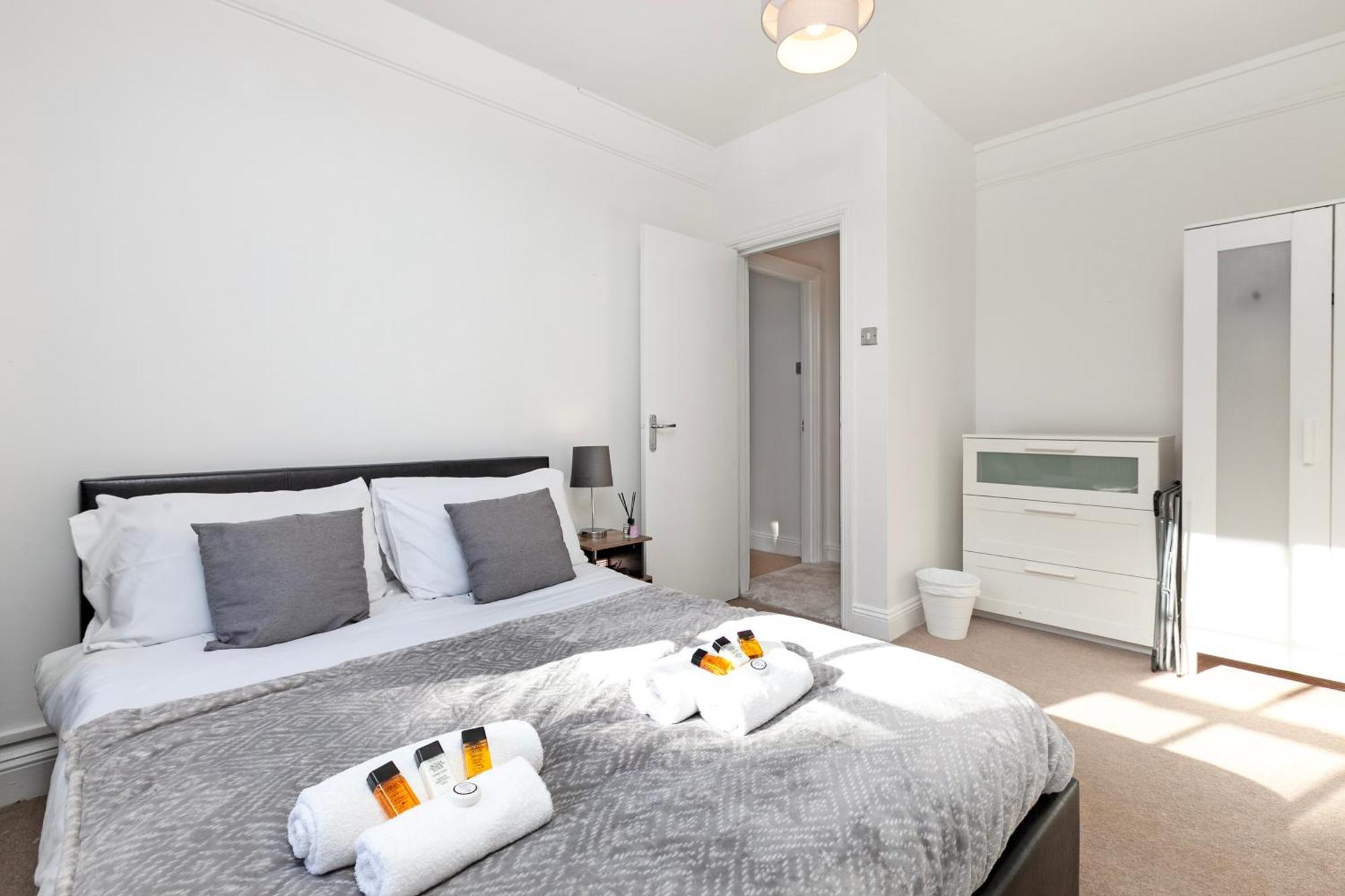 Beautiful 3 Bedroom Flat In Scott Ellis Gardens Londres Exterior foto